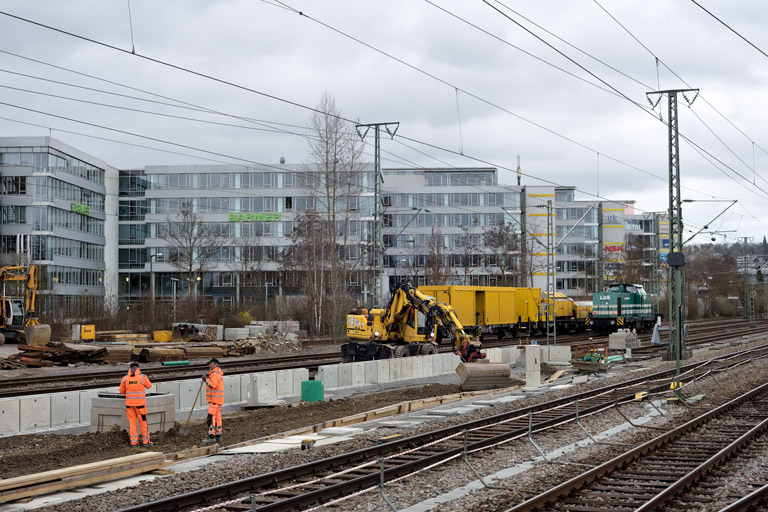 Zweiwegebagger und 293 501 bei km 15,8 (M&auml;rz 2021)