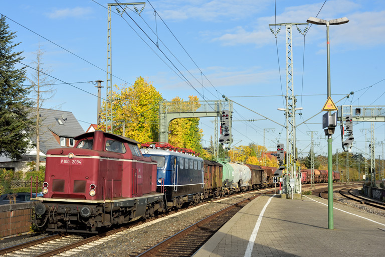 V100 2084 und E41 006 mit DLr 82871 bei km 16,6 (Oktober 2021)