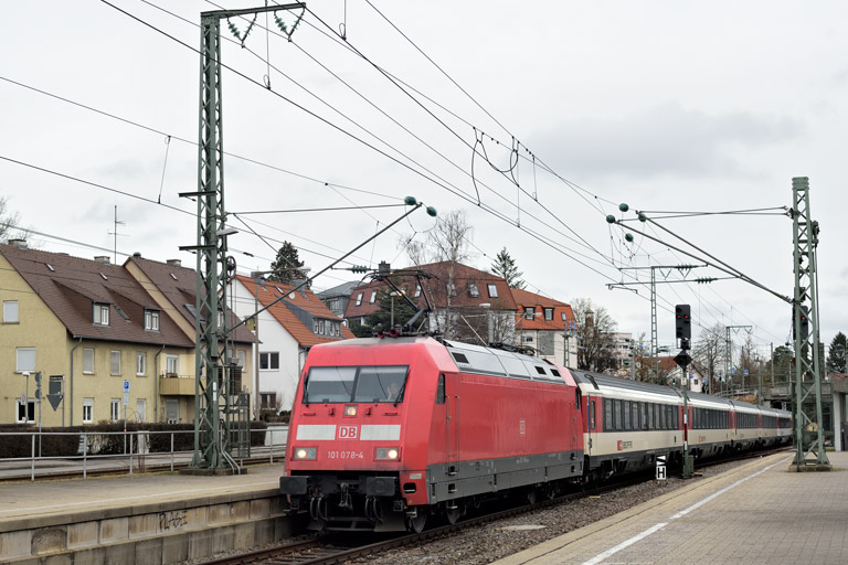 101 078 mit IC 187 bei km 15,4 (Februar 2022)