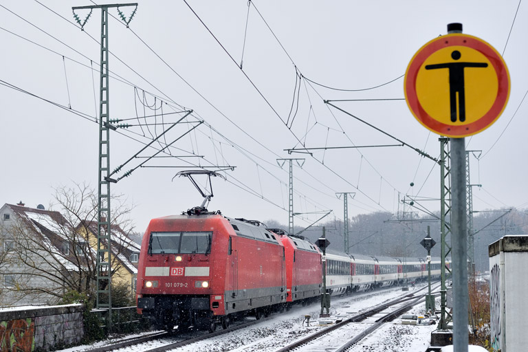 101 079 und Lok der Baureihe 101 mit IC 280 bei km 16,8 (Dezember 2022)