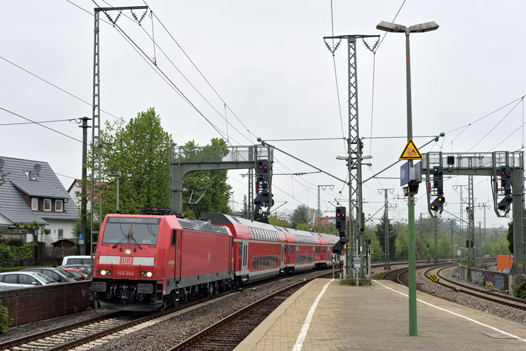 146 204 mit RE 17291 bei km 16,6 (Mai 2022)