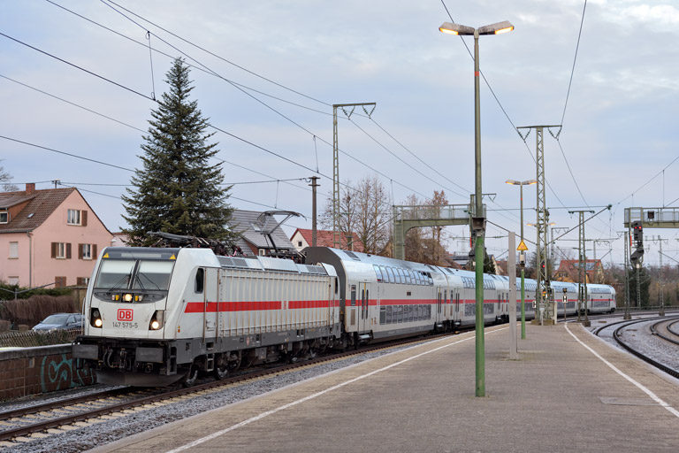 147 575 mit IC 2383/RE 52383 bei km 16,8 (Januar 2022)