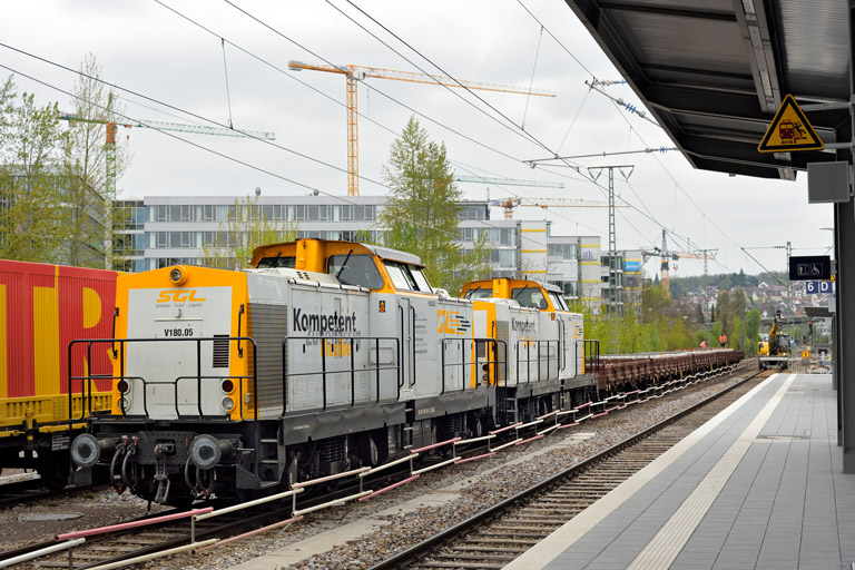 SGL V180.05 (203 161) und SGL V180.13 (203 158) bei km 15,6 (April 2022)