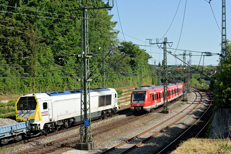 263 005 und Zug der Baureihe 423 bei km 14,8 (Juni 2022)