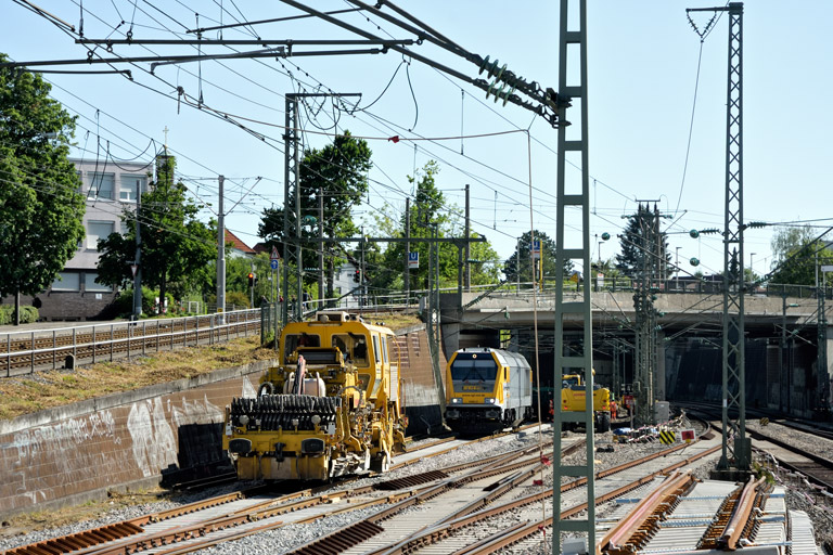 264 010 und Planiermaschine bei km 15,4 (Juni 2022)