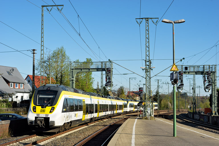 3442 207 und 3442 211 als RE 17291 bei km 16,6 (April 2022)