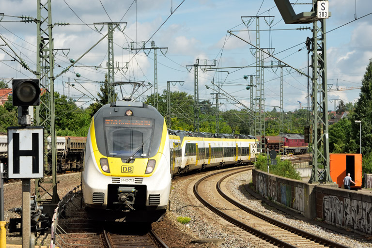3442 212 und Baureihe 3442 als RE 17631/17633 bei km 16,6 (Juni 2022)