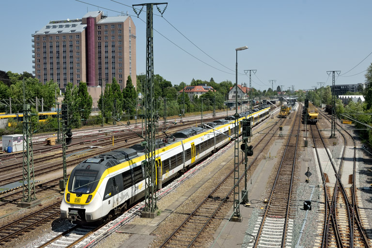 3442 212 und Baureihe 3442 als RE 17637/17639 bei km 15,8 (Juni 2022)