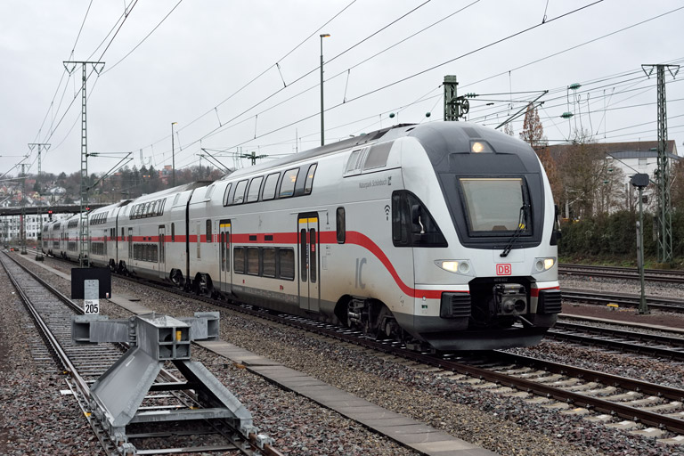 4010 102 als IC 2924 bei km 15,8 (Dezember 2022)