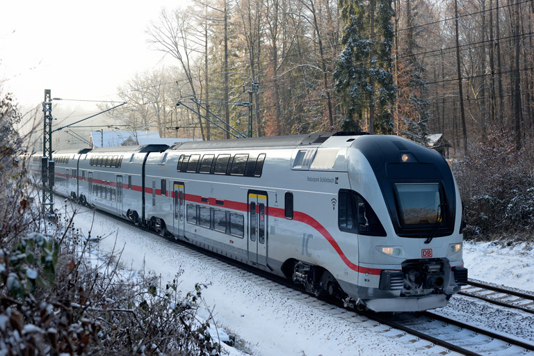 4010 102 als IC 488 bei km 18,2 (Dezember 2022)