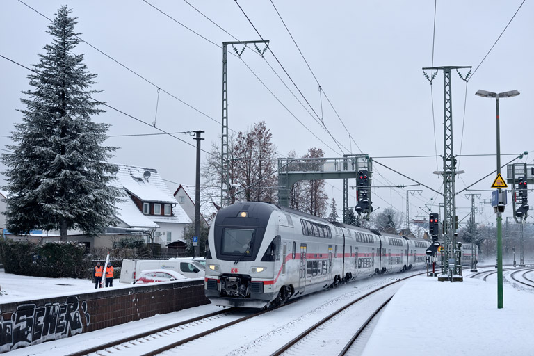 4010 106 als IC 483 bei km 16,6 (Dezember 2022)