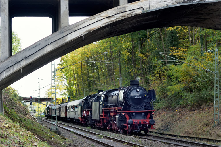 41 018 und 58 311 mit DPE 34919 in Stuttgart-Heslach (Oktober 2022)