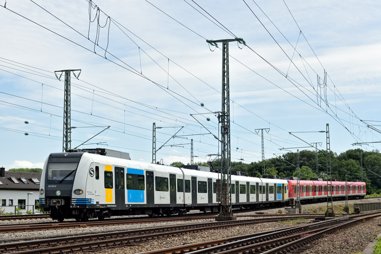 423 307 und Baureihe 423 bei km 17,0 (Juni 2022)