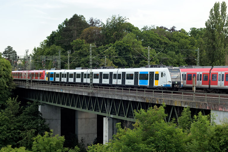 423 307 und Baureihe 423 bei km 14,6 (Juni 2022)