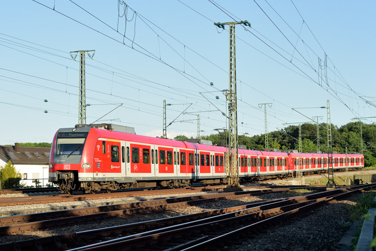 423 532 und Baureihe 423 bei km 17,0 (Mai 2022)