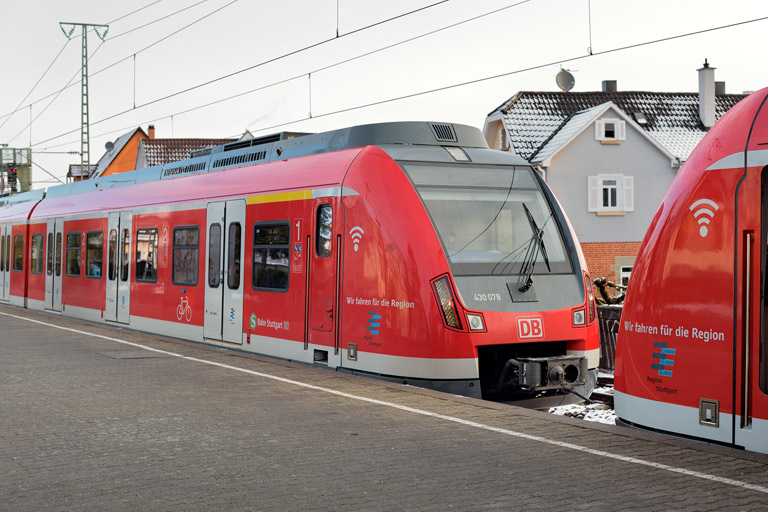 430 078 und Baureihe 430 bei km 16,8 (April 2022)