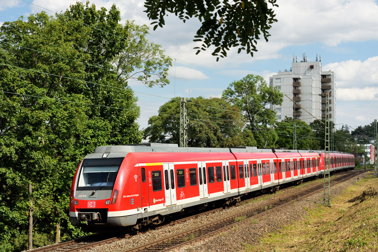 430 578 und Zug der Baureihe 430 bei km 8,2 (Juli 2022)