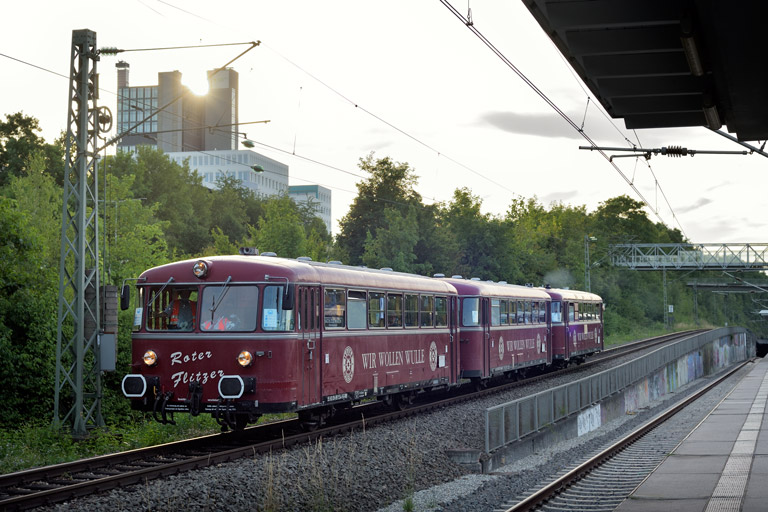 998 417, 998 417 und 798 469 als DPE-G 31358 bei km 14,2 (Juni 2022)