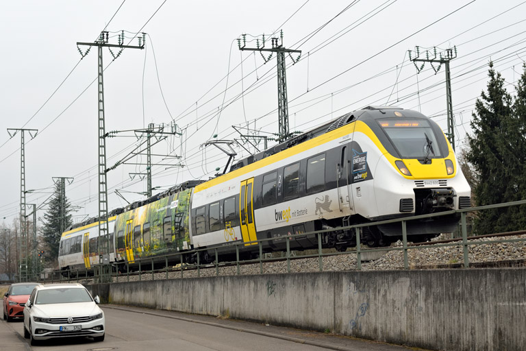 8442 100 als RE 17660 bei km 16,6 (M&auml;rz 2022)