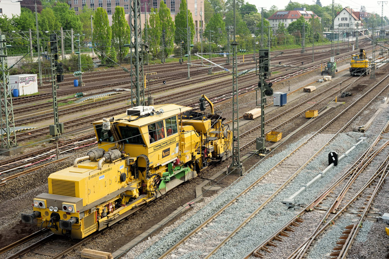 Gleisplaniermaschine bei km 15,8 (Mai 2022)
