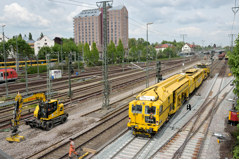 Gleisstopf- und Planiermaschine bei km 15,8 (Mai 2022)
