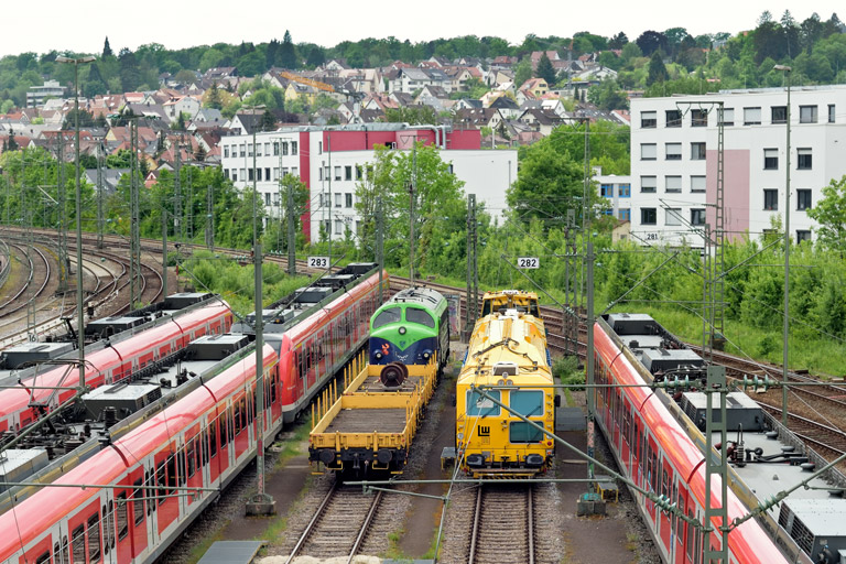 Altmark Rail V 170 1155 und Gleisstopfmaschine bei km 16,0 (Mai 2022)