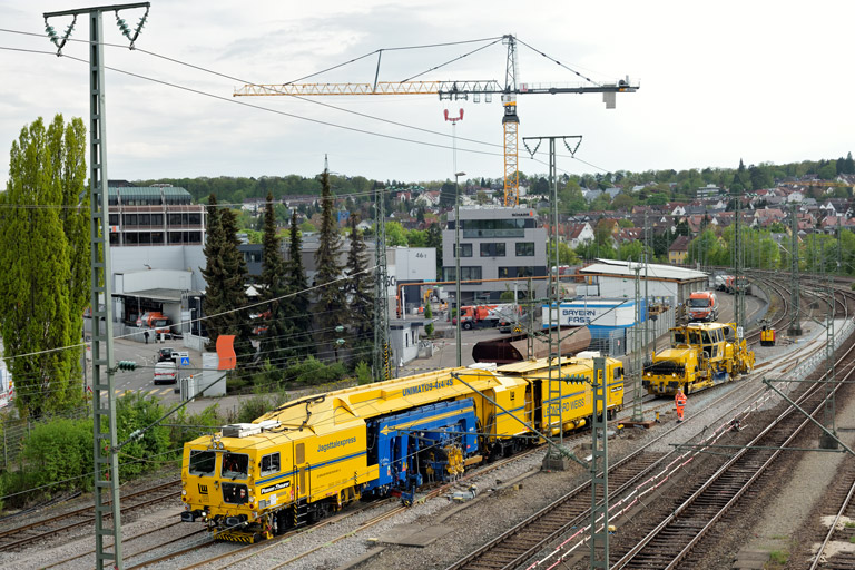 Gleisstopf- und Planiermaschine bei km 16,0 (Mai 2022)