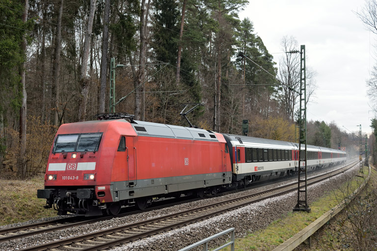 101 043 mit IC 189 bei km 18,6 (Februar 2023)
