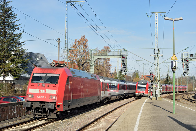 101 080 mit IC 185 bei km 16,6 (Februar 2023)