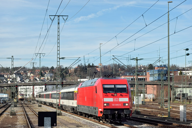 101 085 mit IC 284 bei km 15,6 (M&auml;rz 2023)