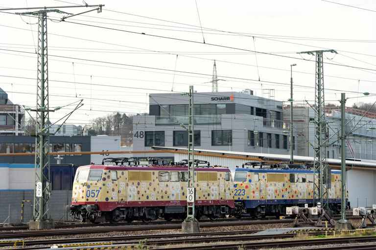 111 057 und 111 223 bei km 16,0 (M&auml;rz 2023)