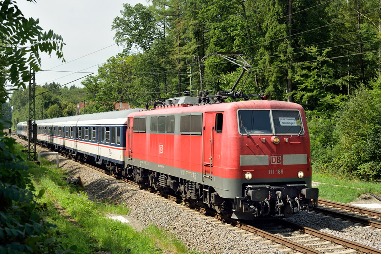 111 189 mit DPN 89571 bei km 18,2 (August 2023)