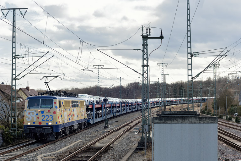 111 223 mit DGS 93599 bei km 16,8 (M&auml;rz 2023)