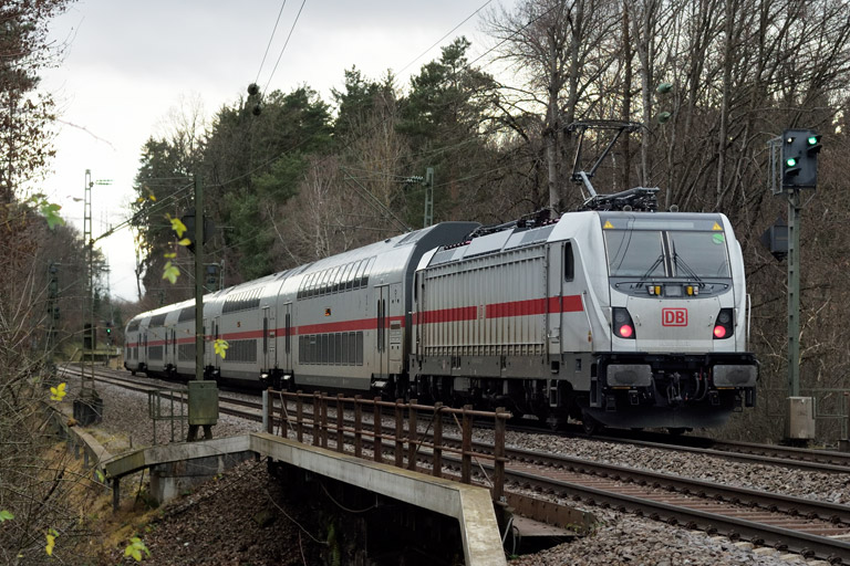147 582 mit IC 2383 bei km 18,4 (Dezember 2023)