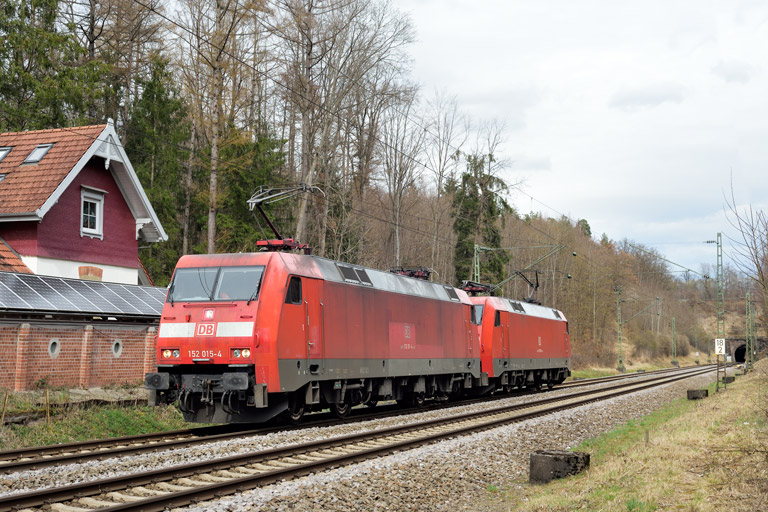 152 015 und 152 094 bei km 18,2 (M&auml;rz 2023)
