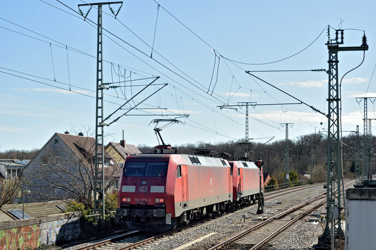152 073 und 152 035 als EZ 52100 bei km 16,8 (M&auml;rz 2023)