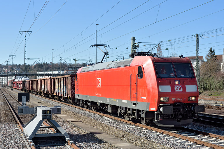185 042 mit EZ 52101 bei km 15,8 (Februar 2023)