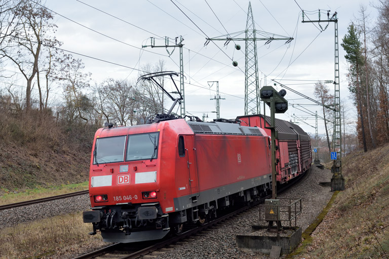 185 046 mit GAG 60130 bei km 17,4 (Februar 2023)
