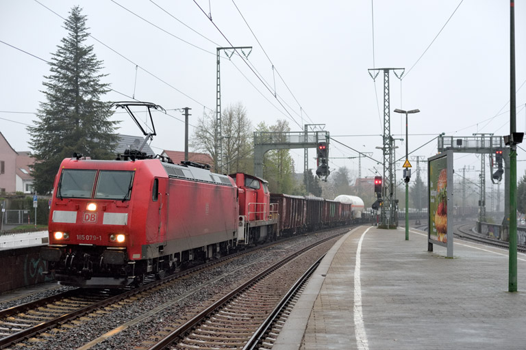 185 079 und Lok der Baureihe 294 bei km 16,8 (April 2023)