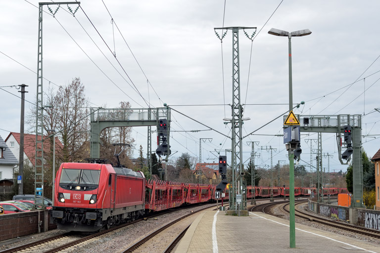 187 182 mit EZ 52090 bei km 16,6 (M&auml;rz 2023)