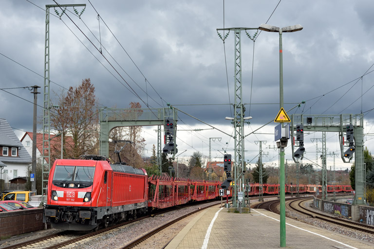 187 192 mit EZ 52089 bei km 16,6 (M&auml;rz 2023)