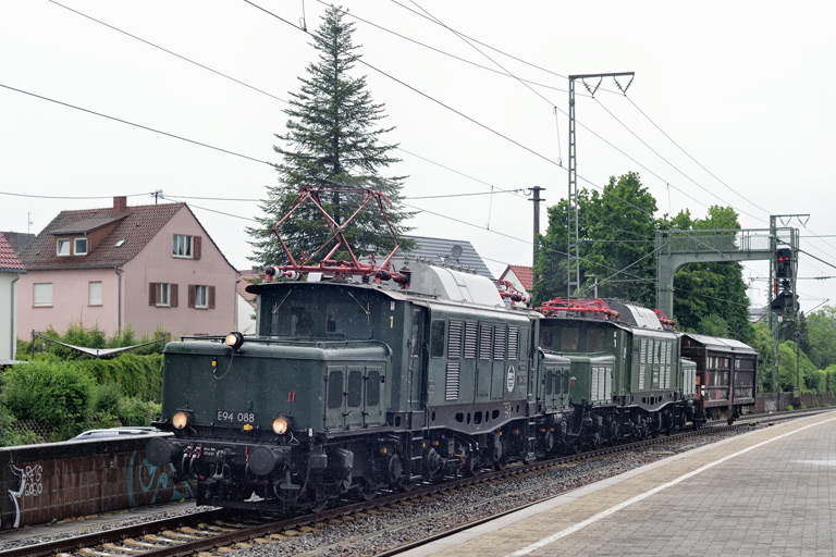 194 088 mit DBZ 74208 bei km 16,6 (Juni 2023)