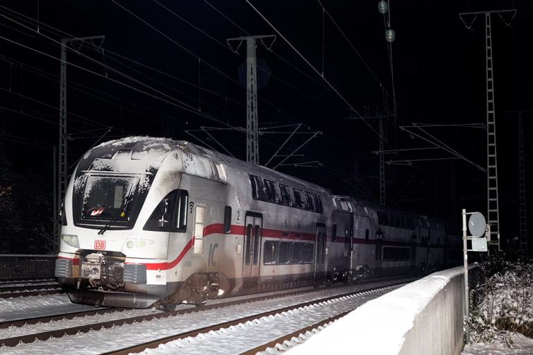 218 810, 218 835 und 4010 106 bei km 16,6 (Dezember 2023)