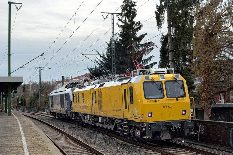 702 202 mit Mess 99712 bei km 16,8 (Januar 2023)