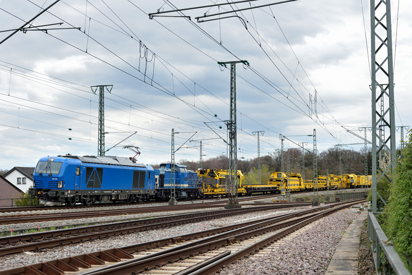 248 028 und V100-SP-010 (ex-DB 202 847) mit DGV 91478 bei km 16,0 (April 2023)