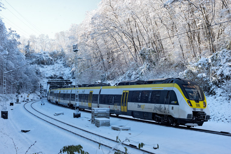 3442 210 und Zug der Baureihe 3442 als RE 33886 bei km 17,4 (Dezember 2023)