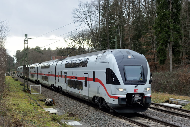 4010 108 als IC 488 bei km 18,2 (Dezember 2023)