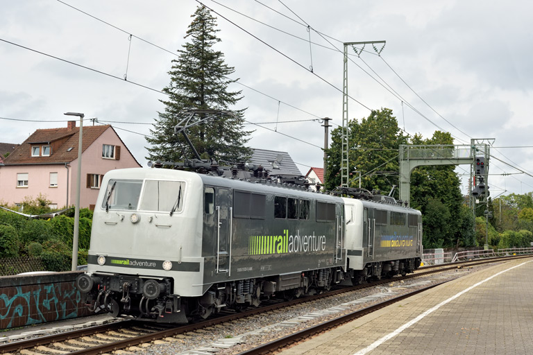 111 029 und 111 082 als Tfzf 92907 bei km 16,8 (September 2024)