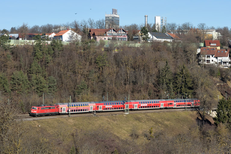 111 093 mit RE 32896 bei km 13,4 (Januar 2024)