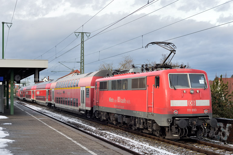 111 093 mit RE 63885 bei km 16,8 (Januar 2024)